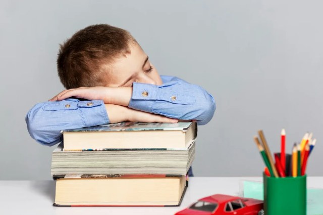 Malos hábitos de un niño dormido en el colegio