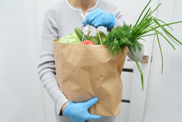 Bolsa de compras con verduras y vegetales